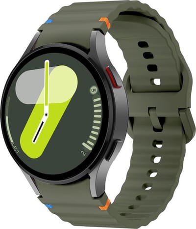 By Qubix - Wave Sportband met aansluitknop - 20mm - Donkergroen - Geschikt voor Samsung Galaxy Watch 7 (40 & 44mm) - Galaxy Watch FE - Galaxy Watch 6 - Galaxy Watch 6 Pro - Galaxy Watch 5 - 5 Pro - Galaxy Watch 4 - 4 Classic
