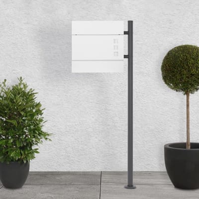 Vrijstaande brievenbus met krantenvak en slot, gepoedercoat roestvrij staal, 120 cm hoog