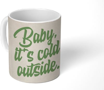 Mok - Koffiemok - Quotes - Kerst - Baby it's cold outside - Groen - Feestdagen - Mokken - 350 ML - Beker - Koffiemokken - Theemok - Tafeldecoratie Kerstmis - Kerstdecoratie tafel - Tafelversiering - Mok met Tekst