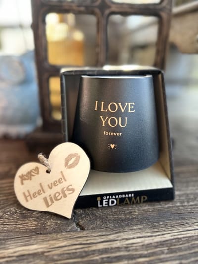 Creaties van Hier – Oplaadbare Led Tafellamp I love You met houten hartje – 13,5 cm – mat zwart met goude bedrukking