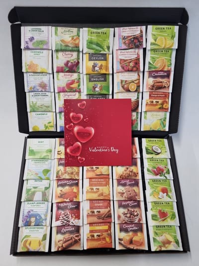 Thee Proeverij Pakket | Theepakket met 50 verschillende theesmaken met Mystery Card 'Happy Valentines Day’ met persoonlijke (video)boodschap | Verjaardag | Sinterklaas | Kerstpakket | Vaderdag | Moederdag | Jubileum | Valentijnsdag