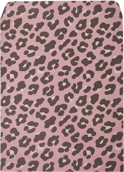 Papieren Cadeauzakjes - Panterprint - Roze - Zwart - 50 Stuks - 16,3 x 13 cm - Inclusief 50 Mat Zwarte Ronde Stickers van 3,5 cm