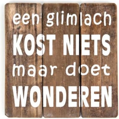 Houten Tekstplank / Tekstbord 20cm "Een glimlach kost niets...." - Kleur Naturel