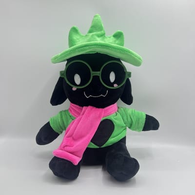 Nieuw Deltarune Ralsei Pluche Speelgoed - Zachte Geiten Knuffelpop met Groene Bril Roze Sjaal, Schattig RPG Game Karakter Pluche Knuffel Cadeau voor Fans Kinderen 25cm