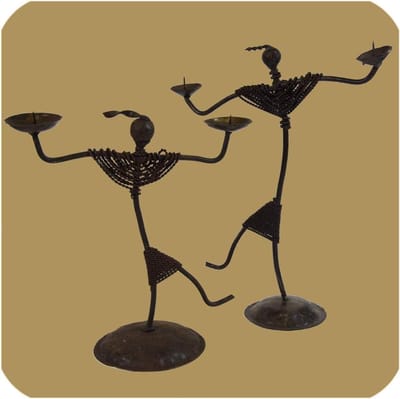 Kandelaar Afrikaanse Dans - Kaarsenhouder Decoratie - Sfeervolle Decoratie - Handgemaakt Uniek Patina - 32 cm Hoog - Roestbruin