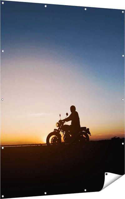 Gards Tuinposter Silhouet van een Motor bij Zonsondergang - 120x160 cm - Tuindoek - Tuindecoratie - Wanddecoratie buiten - Tuinschilderij