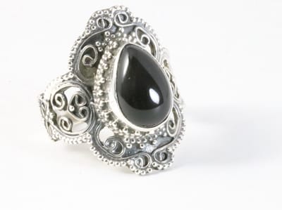 Bewerkte zilveren ring met onyx - maat 16.5