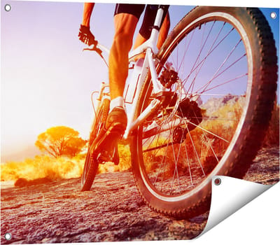 Gards Tuinposter Mountainbike Fietser op Stenen bij Zonsopgang - 80x60 cm - Tuindoek - Tuindecoratie - Wanddecoratie buiten - Tuinschilderij
