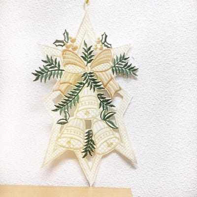 Kerst - hanger -  drie bellen - klokken - Cremekleurige strik