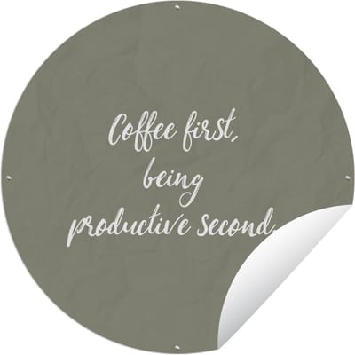 Tuincirkel Coffee first, being productive second - Spreuken - Koffie - Quotes - 60x60 cm - Ronde Tuinposter - Buiten