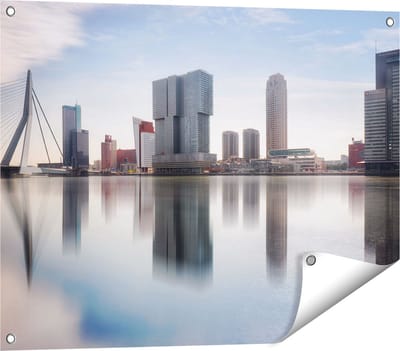 Gards Tuinposter Rotterdamse Skyline met de Erasmusbrug - 80x60 cm - Tuindoek - Tuindecoratie - Wanddecoratie buiten - Tuinschilderij