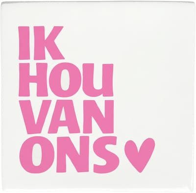 Snoes Spreuktegel – Ik hou van ons  – Wit met Lichtroze – Inclusief Gratis Plakhaakje – Handgemaakt Keramiek – 10x10 cm – Romantisch Cadeau Meisje / Vrouw – Pastel Woondecoratie