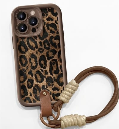 Bruin luipaard print telefoon hoesje met koord geschikt voor iPhone 13 – backcover dames met panter dessin, afneembaar draagkoord en minimalistisch ontwerp