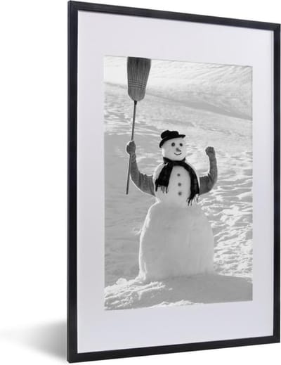 Fotolijst incl. Poster Zwart Wit- Een kerstfoto van een persoon met een bezem staat achter de sneeuwpop - zwart wit - 40x60 cm - Posterlijst - Kerstversiering - Kerstdecoratie voor binnen - Kerstmis