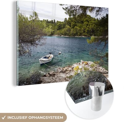 ® Glasschilderij 180x120 cm - Schilderij acrylglas - Een vissersbootje drijft in het turquoise in het Nationaal park Mljet - Foto op glas - Muurdecoratie woonkamer - Wanddecoratie slaapkamer - Schilderijen