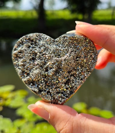 ThaleiaDesign - Pyriet hart - Edelstenen en Mineralen - Kristallen - Spiritualiteit - Woondecoratie - interieur - cadeau - foolsgold - crystals - gemstones - interieur - cadeau vrouw - liefde - hart - chakra - spiritueel - yoga - meditatie