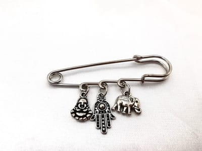 1 + 1 Gratis - Speld - L 6.5 cm - langwerpig, antiek - zilverkleurig met 3 geluk bedeltjes. Olifant - Boeddha - Hamsa hand.