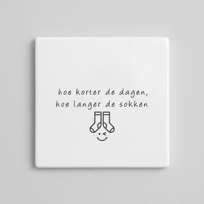 Hoe Korter de Dagen, Hoe Langer de Sokken Keramische Tegel – Gezellige Winter Quote Wanddecoratie – 15 x 15 cm