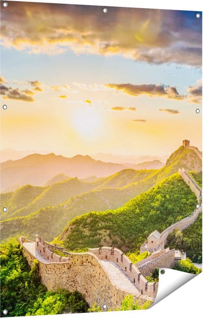 Gards Tuinposter De Chinese Muur door de Bergen met Zon - 90x120 cm - Tuindoek - Tuindecoratie - Wanddecoratie buiten - Tuinschilderij