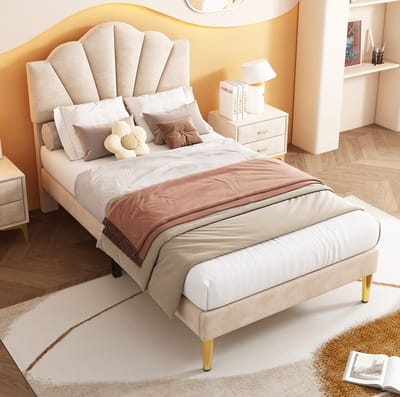 MEUNIQ gestoffeerd bed 90x200 cm met verstelbaar hoofdbord, schelpvormig design, lattenbodem en gouden metalen poten voor slaapkamer, beige
