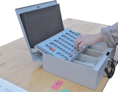 Geldkistje met 4 vakken voor bankbiljetten - lichtgrijs, 35,5 x 27,5 x 10 cm