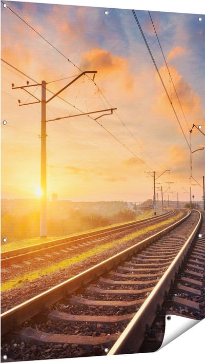 Gards Tuinposter Rails Spoorweg bij Zonsondergang - 100x150 cm - Tuindoek - Tuindecoratie - Wanddecoratie buiten - Tuinschilderij