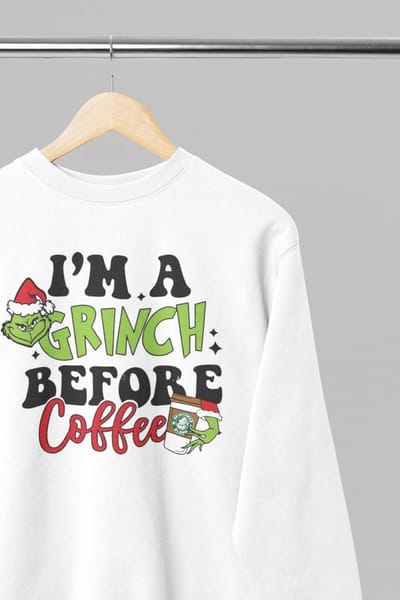 Foute kersttrui - I'm a grinch before coffee - Wurban Wear | 18+ | Grappige trui | Leuk cadeau | Unisex sweater | Oversized trui | Kersttrui heren | Foute kerstkleding | Kerst sweater | Kerst diner | Kersttrui dames | Foute kersttruiendag 2025 | Wit