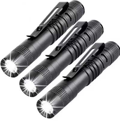 TLVX 3x Ultra Mini LED Zaklamp Pen 300 Lumen – 5W Sterke en Kleine Militaire Aluminium Zaklamp – Waterdicht – Scouting – Bos – Camping – Vakantie – Survivallen – Veiligheid – Noodpakket licht – Compact 9cm – Met Kleding Clip – Inclusief AAA batterij