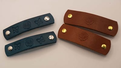Leren kinder haarclip 2x beige met roos, 2x zee blauw met vlinder en bloemen - handgemaakt kinder haarclip van leer 2 sets van 2 stuks - leuke gekleurd leren kinder haarclips - kleine kinder haarclips - sierlijke kleine haarclips