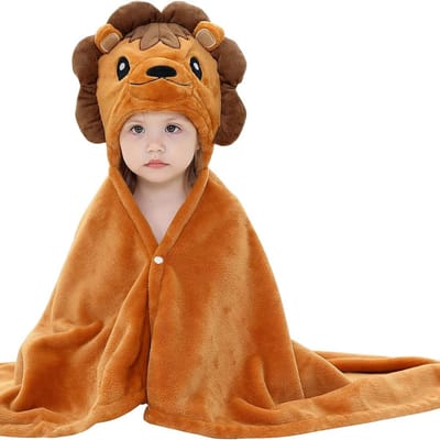 BoefieBoef Baby Kinderdeken Leeuw – Stoere Badcape/Wikkelcape van Superzachte Fleece – jongen meisje – Kinderdeken met Dierenprint – Perfect als Kraamcadeau, Kerstcadeau en Carnavalskostuum – Peuters en Kleuters – Origineel Babykleedje – Bruin