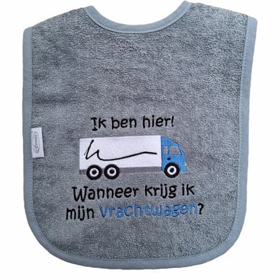 Grijs/blauwe slab met "Ik ben hier! Wanneer krijg ik mijn vrachtwagen?" - Blauwe vrachtwagen - lief, kraamcadeautje, cadeau, babyshower, blauw, chauffeur, truck, trucker