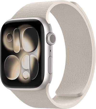 Stravo Magnetische Siliconen Horlogeband met Litchi-structuur – Traploos Verstelbaar Magneet Bandje – Geschikt voor Apple Watch 42mm (Series 11/10), 41mm (Series 9/8/7), 40mm (Series 6/5/4, SE 3/2/1), 38mm (Series 3/2/1) – Starlight