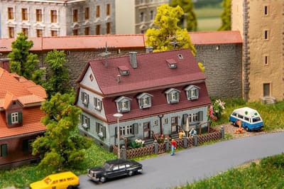 Modelhuis Set - Miniatuur Gebouw - Modelspoor Baan - Gedetailleerd Ontwerp - Schaal N 1:160 - Meerkleurig