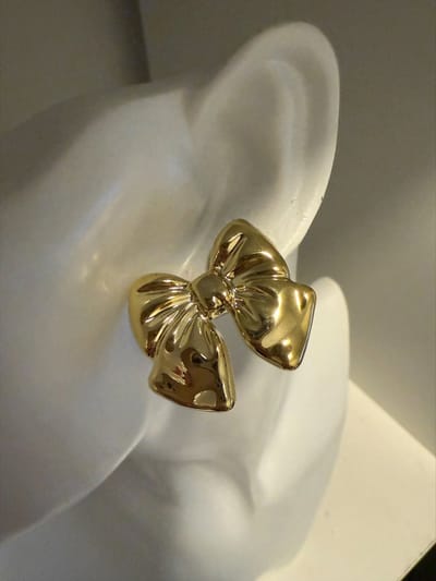 Goudkleurige oorknopjes dichte strikjes || Make up | Parfum | Moederdag | Verjaardagscadeau| Cadeautje| Valentijnsdag| Kado | sieraden | vaderdag | oorbellen | oorsieraden