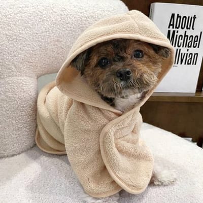 Ultiluxe® Hondenbadjas - Maat M - Beige - Sneldrogend, zacht, absorberend - Microvezel honden badjas - Handdoek na een bad - Verstelbaar met capuchon - Droog maken hond - Ochtendjas met klittenband - Huisdieren