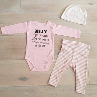 Baby Meisjes Setje 3-delig newborn | maat 62-68 | roze mutsje beertje roze broekje streep en roze romper lange mouw met tekst zwart mijn opa en oma zijn de beste want ze zeggen altijd ja