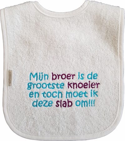 Witte slab met "Mijn broer is de grootste knoeier en toch moet ik deze slab om!!!" - broertje, babyshower, zwanger, cadeautje, kraamcadeau, grappig, geschenk, baby, tekst, slabber, slabbertje, slabbetje