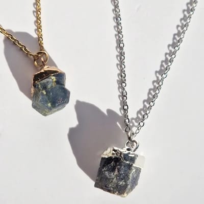 Ketting met ruwe Saffier - Ongeslepen natuursteen hanger - Stainless Steel goudkleurig - November - Edelsteen ketting - The Jewellery Salon