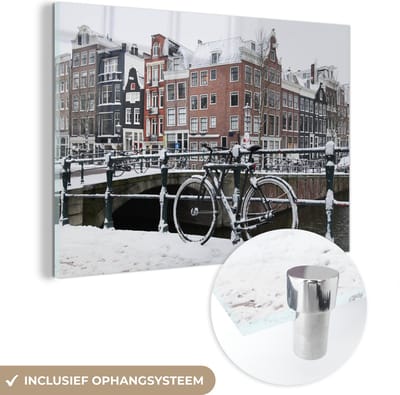 MuchoWow® Glasschilderij 60x40 cm - Schilderij acrylglas - Amsterdam - Fiets - Winter - Foto op glas - Schilderijen