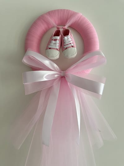 AUTODECO.NL - NORA Luxe Geboorte Krans met Babyschoentjes - Voordeur Krans - Baby Krans - Geboorte Versiering Meisje - Deur Krans - Roze Deur Decoratie - Cadeau voor Geboorte - Baby Girl - Babyshower - Kraamcadeau