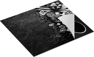 Chefcare Inductie Beschermer Groentes op een Zwarte Achtergrond - Zwart Wit - 60x50 cm - Afdekplaat Inductie - Kookplaat Beschermer - Inductie Mat