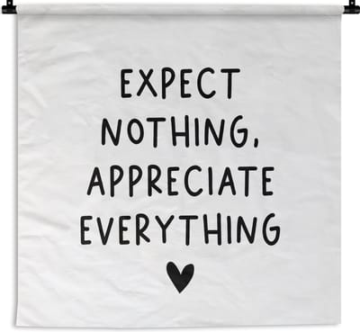 Wandkleed - Wanddoek - Engelse quote "Expect nothing, appreciate everything" met een hartje tegen een witte achtergrond - 180x180 cm - Wandtapijt