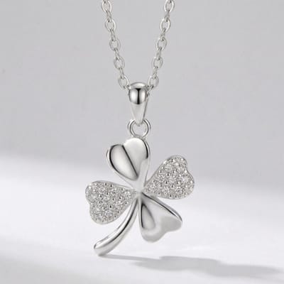 Sjika - Klaver Ketting Dames Zilverkleurig – Elegante Vierblad Ketting met Strass – Luxe Dames Sieraden – Geluks Ketting - Cadeau voor haar