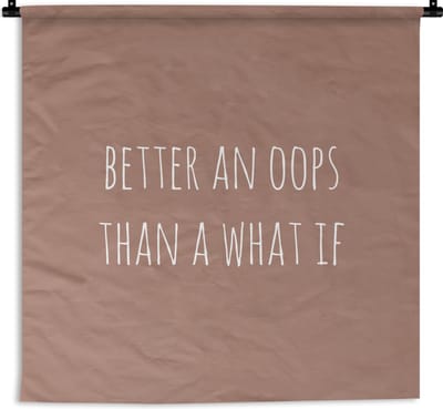Wandkleed - Wanddoek - Engelse quote "Better an oops than a what if" op een bruine achtergrond - 180x180 cm - Wandtapijt