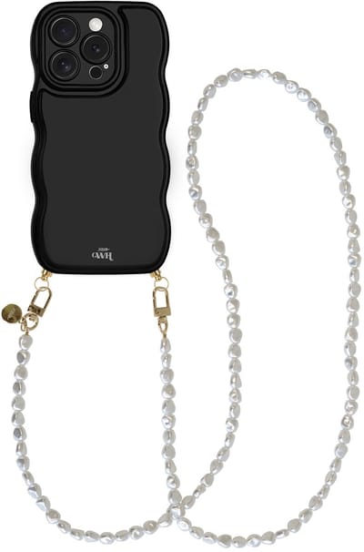 xoxo Wildhearts Glossy Wavy Cord Case Zwart - Geschikt voor iPhone 13 Pro - Pearlfection - Lang koord - Glimmend telefoonhoesje met golven - Hoesje met koord - Parelketting - lang telefoonkoord - Zwart hoesje - Lange variant koord