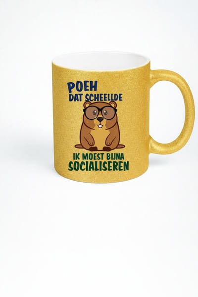 “Poeh Dat Scheelde – Ik Moest Bijna Socialiseren” 330ml Gouden Glitter Koffiemok – Grappige Introverte Bever – Uniek Humor Cadeau