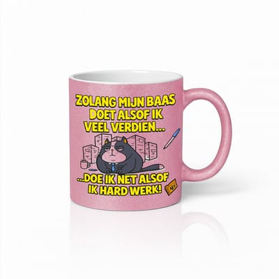Grappige Nederlandse Werk Mok 330ml – Roze Koffiemok met “Zolang Mijn Baas Doet Alsof Ik Veel Verdien… Doe Ik Net Alsof Ik Hard Werk” Humoristische Print