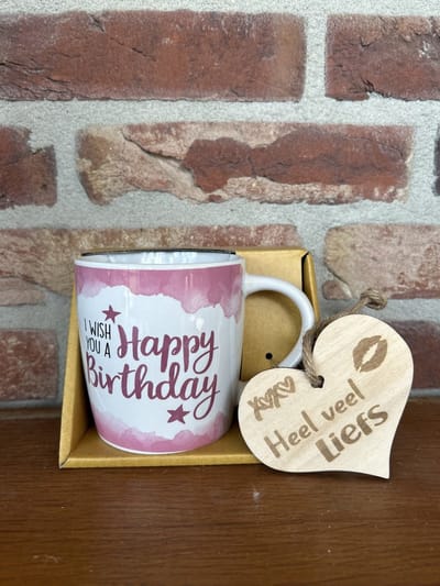 Creaties van hier – Mok Happy birthday met houten hartje – porselein – 9 cm – cadeau