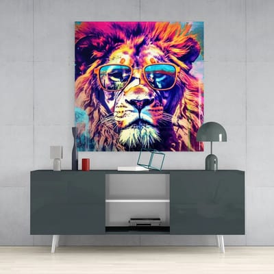 Vierkant Glasschilderij - Kleurrijke Leeuw met Zonnebril – Moderne Pop Art Wanddecoratie - 40 x 40 cm