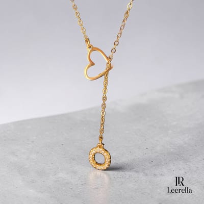 Leerella Goudkleurige | O | Initial Ketting met Hart en Letter Hanger – Gepersonaliseerde RVS Ketting met Zirconia Steentjes – 60 cm Collier